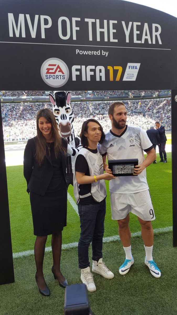 JCIndonesia's tweet photo. Shen, anggota #JMember Internasional memberikan penghargaan MVP TAHUNAN dari @EASPORTSFIFA kepada @G_Higuain 

#FINOALLAFINE #JuveCrotone https://t.co/lmaVavZ481
