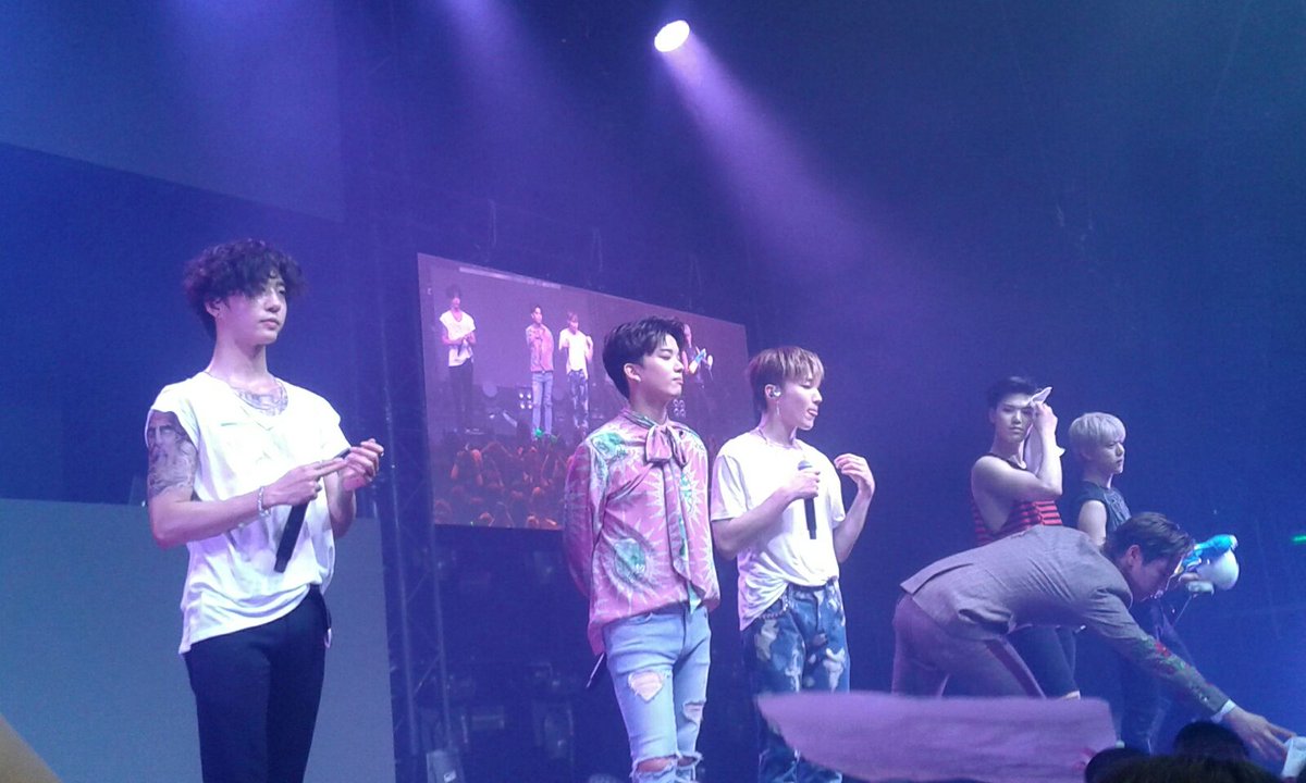 DeeDeeKITSUNE's tweet photo. Memory from #BAPinWarsaw:
During talk session Himchan tooks my flag(thanks Jello♡)
#LaDeeShuInPolandiaDuepuntoZero

©@dangerous_years https://t.co/5noQdh7onQ