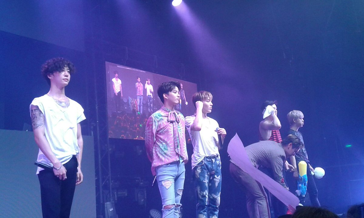 DeeDeeKITSUNE's tweet photo. Memory from #BAPinWarsaw:
During talk session Himchan tooks my flag(thanks Jello♡)
#LaDeeShuInPolandiaDuepuntoZero

©@dangerous_years https://t.co/5noQdh7onQ