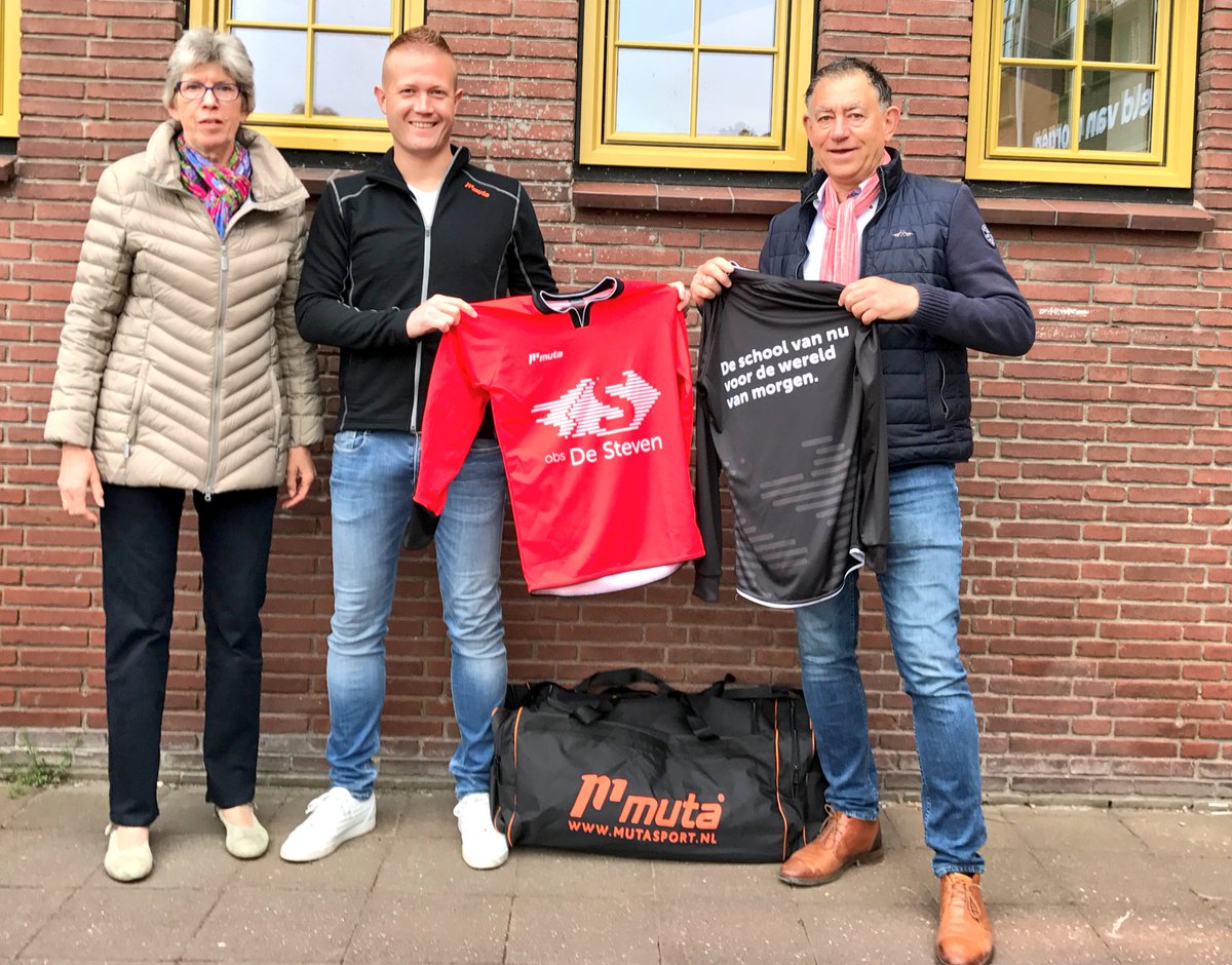 MutaSport's tweet photo. Veel succes met de nieuwe sportkleding @obsDeSteven ! #sportkleding #custommade #identiteit #uitstraling #franeker#muta https://t.co/4k1QCgwCY1