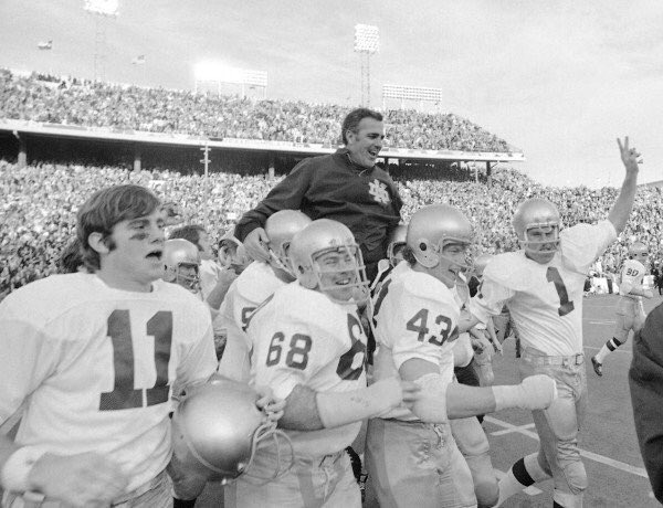 FightingIrish's tweet photo. 🏈 Happy 94th Birthday to Coach Ara Parseghian!

☘ 11 Years at ND
🏆 2 National Titles
🕶 .836 Win %
💯 @NDFootball Legend https://t.co/H1Mf430kI0