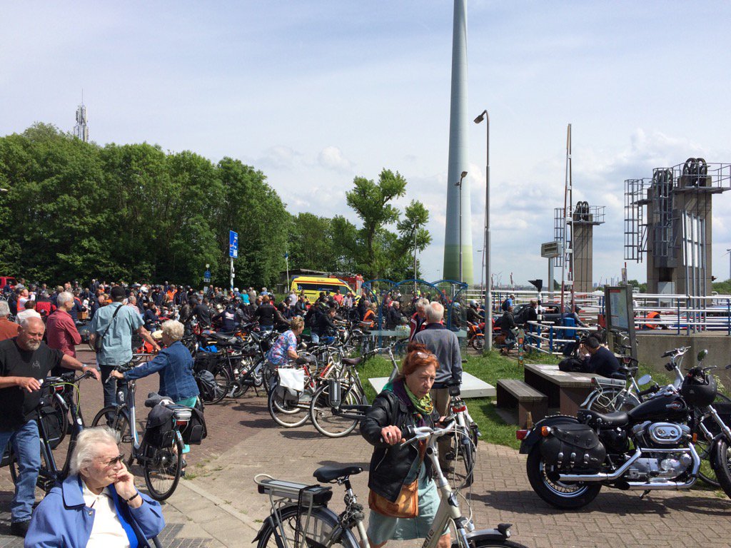 Drukte bij de pont Buitenhuizen met deze zomerse dag.