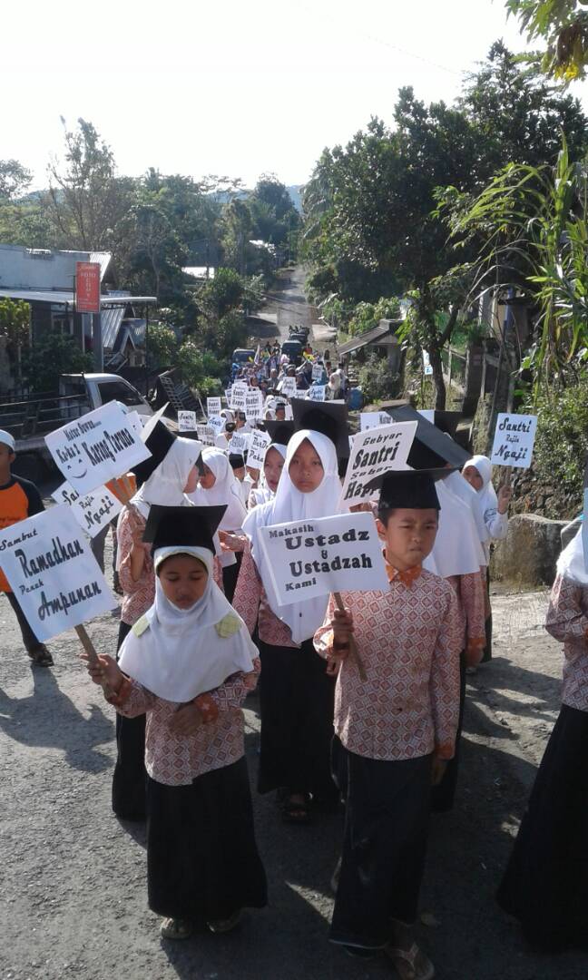 DesaBeluk's tweet photo. Pawai Santri Dalam Rangka Haflah Akhirussannah MDA Nurul Hidayah https://t.co/J56zxJBms4