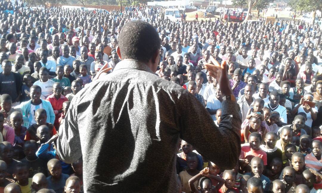 karlbenja's tweet photo. Huge turnout in Ntchisi boma 2 watch @skeff 2 rally for registration #MyMalawiID. Begins Mchinji may 24. https://t.co/qNIW7c1xh1