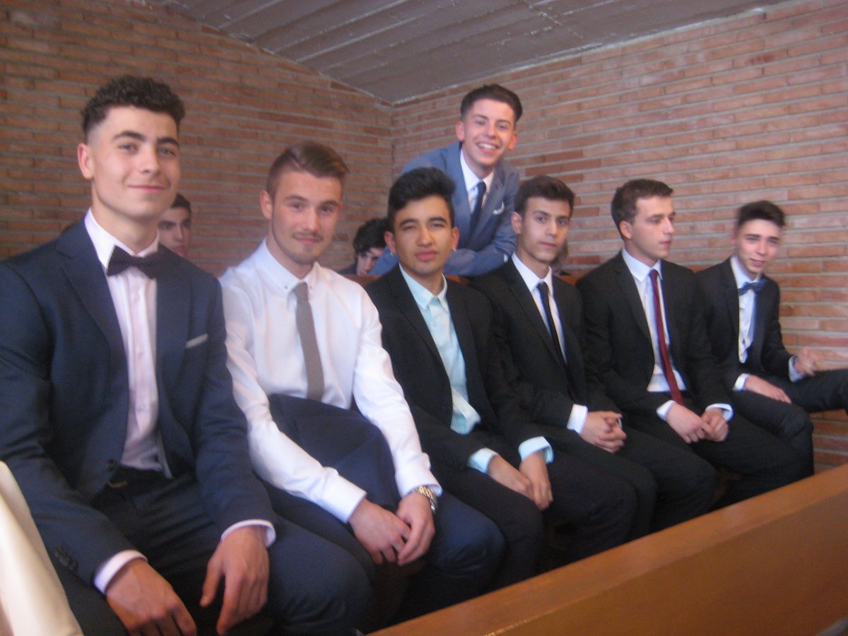 bachsantamaria's tweet photo. 19 may. Despedida 2º Bachiller. 
Eucaristía.
Agradecemos el paso por el Bachillerato y las oportunidades que hemos tenido para formarnos😍😍😍 https://t.co/9Vf4lPTruS