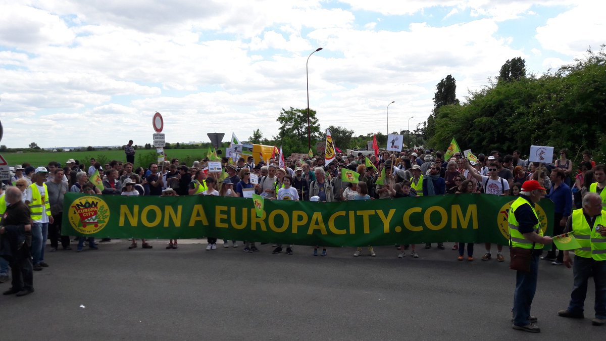 GazetteDebout's tweet photo. Près de 500 personnes mobilisées contre #Europacity qui scandent "des radis pas des caddies" ou "des champs pas Auchan" https://t.co/wNcTJ2PP71