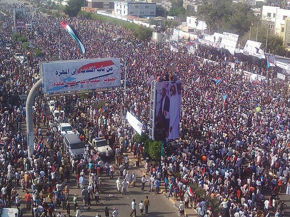 aalllaaa26's tweet photo. #فوضنا_المجلس_الانتقالي_الجنوبي

 https://t.co/5yYgw50uER
 #مليونيه_٢١مايو_عدن

اذا الشعب يوما اراد الحياة فلا بد ان يستجيب القدر ...