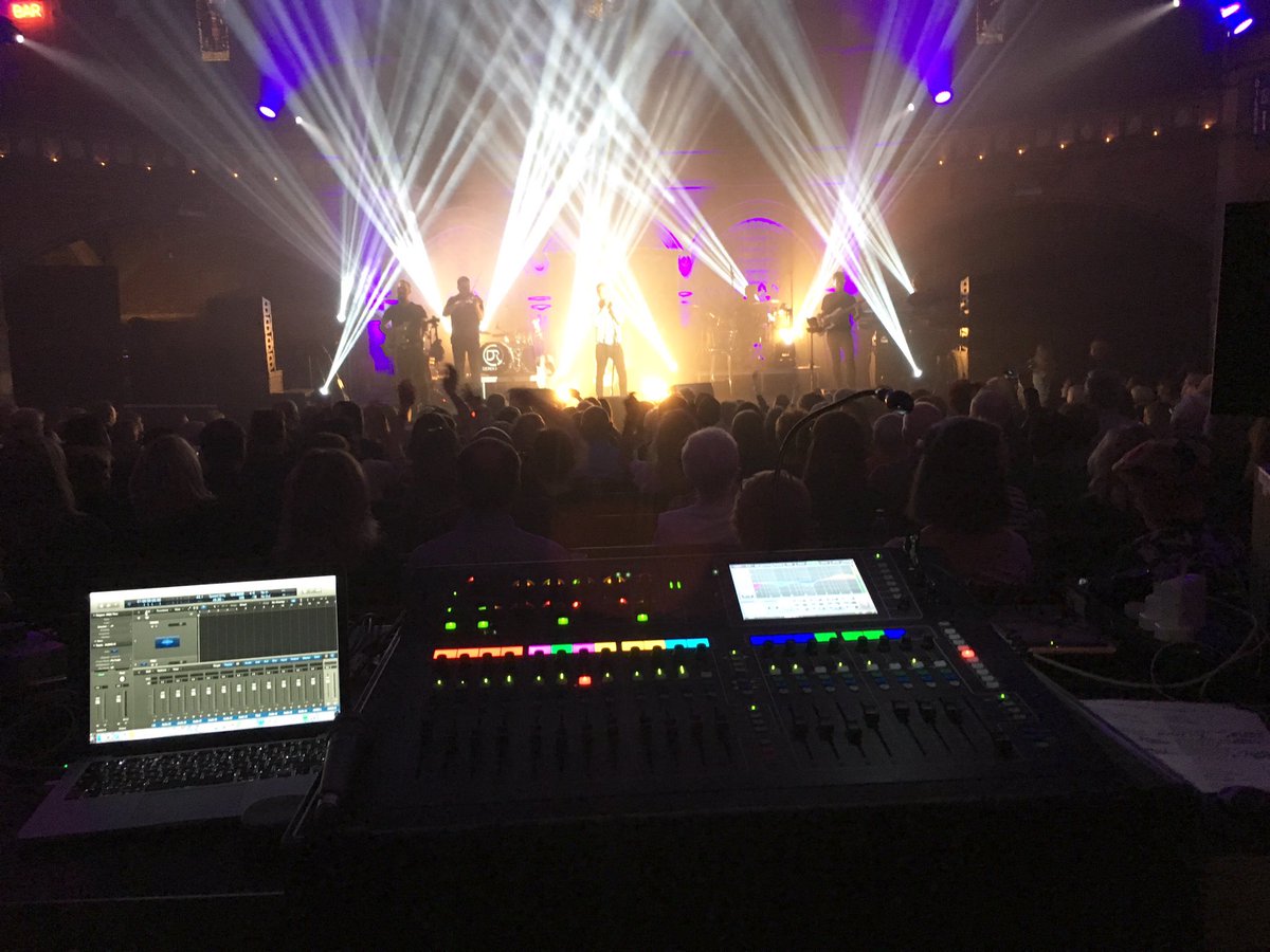 gareth2405's tweet photo. GLD80 on tour with @derekryanmusic #thisismetour at the iconic @UnionChapelUK #London https://t.co/TaYDQAWYcZ
