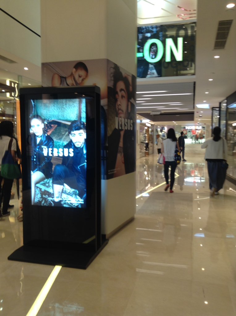 ZaynReport's tweet photo. Zayn's campaign representing Versus Versace at Fashion Walk, Hong Kong. (via @ziamimzayn) https://t.co/Ur61GU5Lud