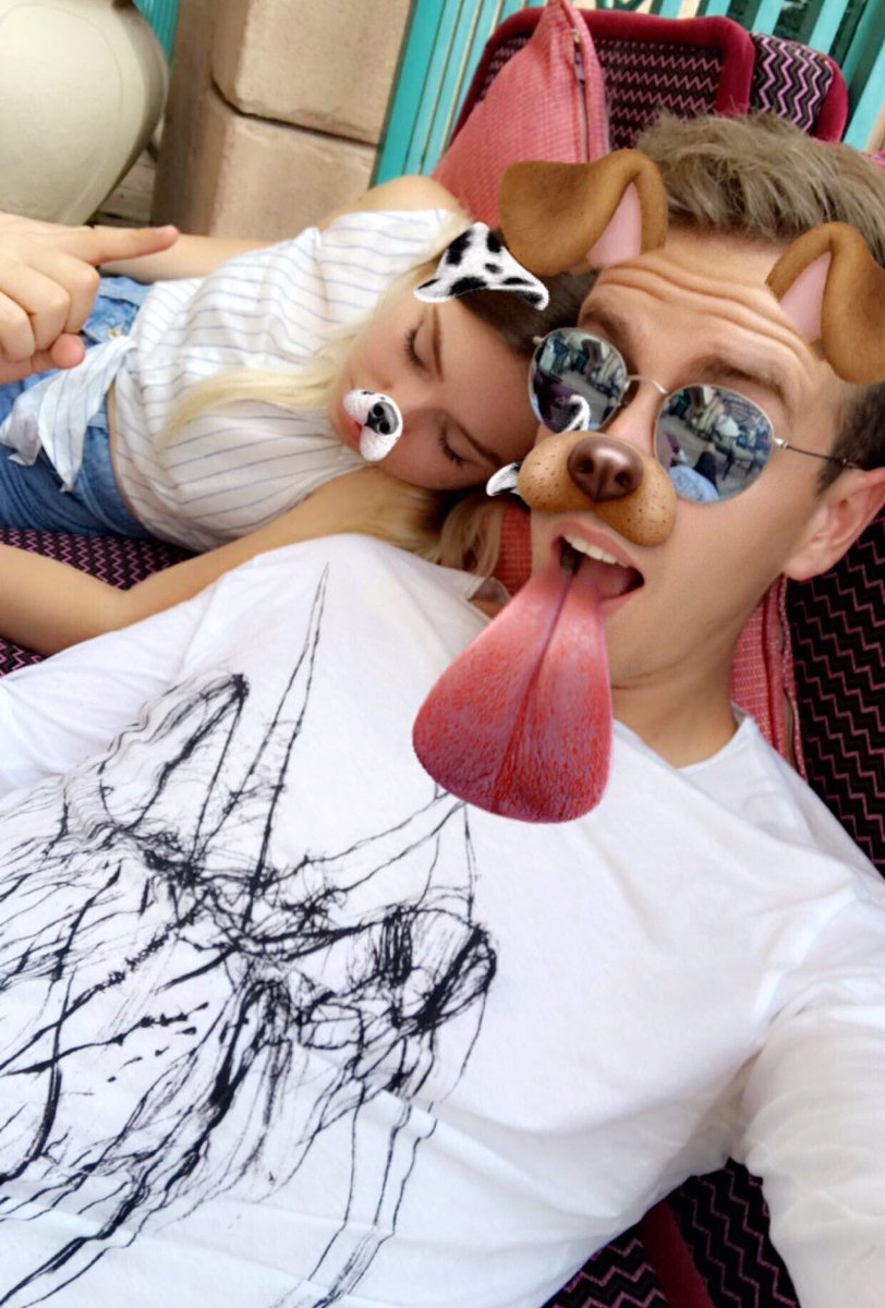 julienco_'s tweet photo. Bibi ist im Restaurant eingeschlafen und ne Taube hat gerade unsere Nüsse und Chips geklaut 🤔😂😂 https://t.co/q2t7wpUXNI