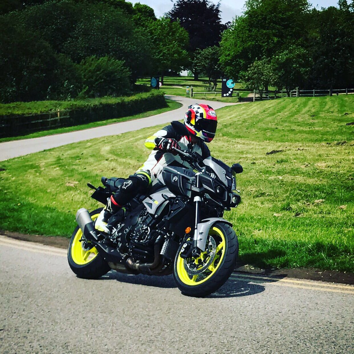 fman256's tweet image. 🌝Suns out, new ride is out! 🏍@YMUKofficial #yamaha #mt10
