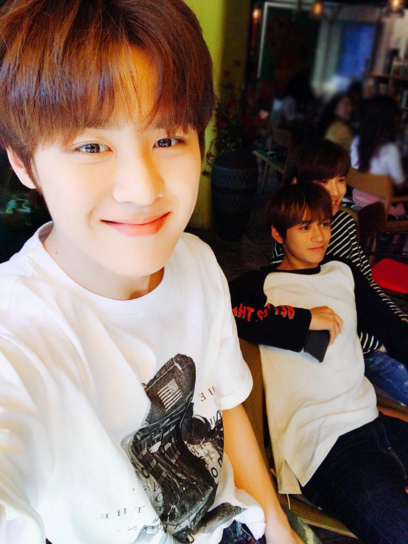 yamwaris1999's tweet photo. สิ่งที่คนอื่นเห็น vs สิ่งที่เรือผีเห็น #jungcas #woolu #JUNGWOO #LUCAS #SR17G https://t.co/z6kihQ29pj
