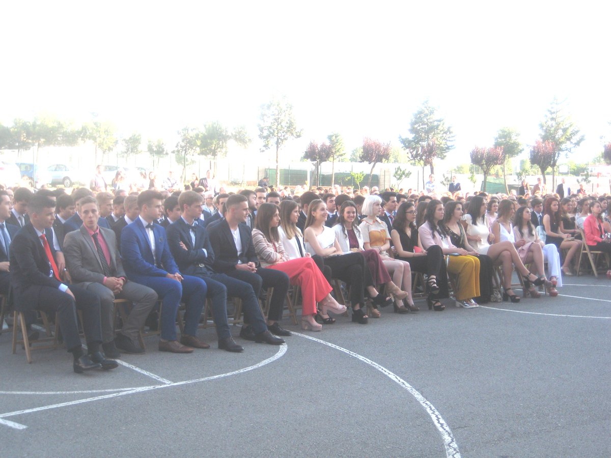 bachsantamaria's tweet photo. 19 may. Despedida 2º Bachiller. 
Acto académico.
Emotivas palabras de nuestra directora académica Ana Ochoa.😍😍😍 https://t.co/SzK9XhPdRQ