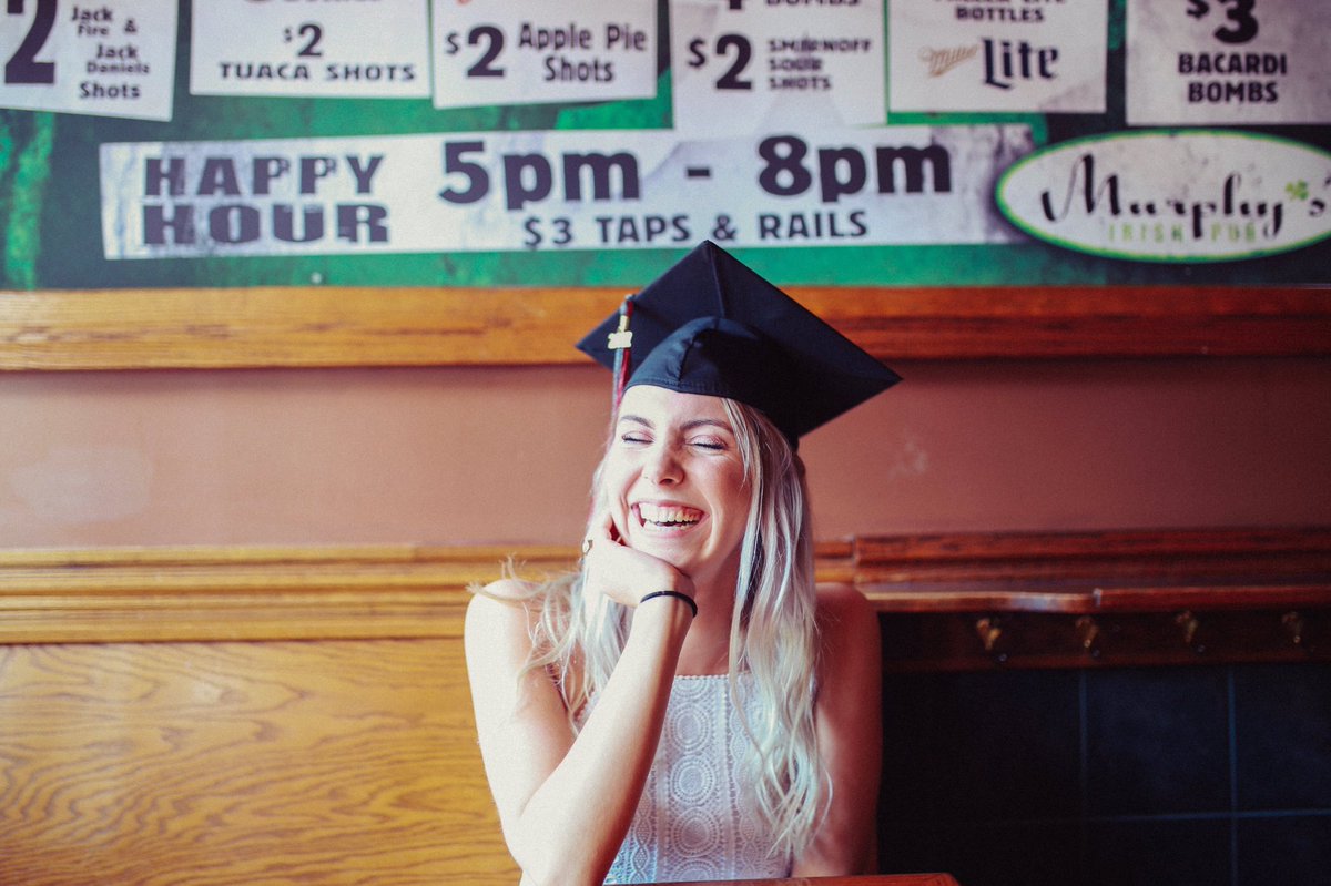 BlueHourPhotos's tweet photo. Happy graduation to @amandahermsen! #MarqU17 🎓🎓 https://t.co/lbLDMVbkvA