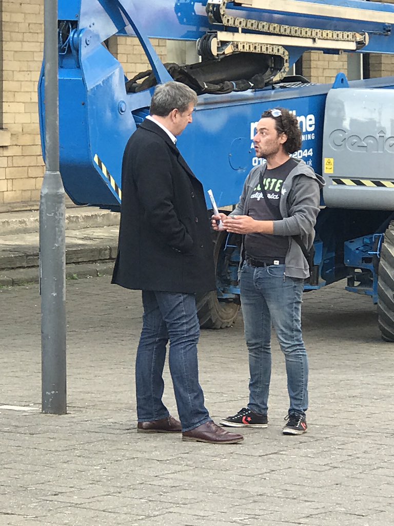 smarsh5's tweet photo. @robinince have you spoken to the flat earth guy outside?!? My dad did..... He thought these people were a myth! Is the earth really flat?! https://t.co/Crt5box5f6