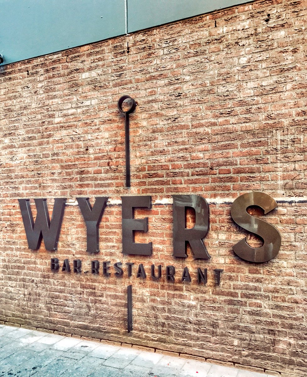 The_HoroScoop's tweet photo. @ChefSammyD firing up the grill at Wyers @Kimpton De Witt Amsterdam with @renevancamp @sburdess @jkgrowls @mccallstephen #SundayFeeling https://t.co/dNQw0rb0X5