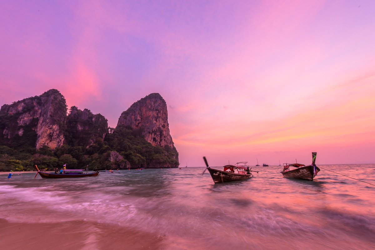 adventurestep_'s tweet photo. Magnificent sunset at Railay Beach, Thailand #travel #sunset #Thailand #photography #nature #ocean https://t.co/9Fu5hsepXo
