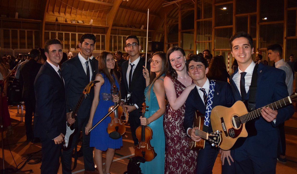 lasallesi's tweet photo. Felicidades a nuestro grupo musical #promo68 formado por (dcha a izq) Javier, Pablo, Diana, Laura, Juan, María Elena, Javier y Víctor. https://t.co/FvVTYfXi1i