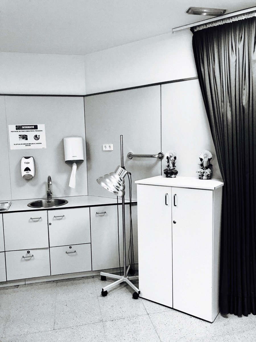 "Des regards de l'hôpital 5..."     
©lolaloops  #Photography #Iphonephotography #fineartphotography #blackandwhitephotography