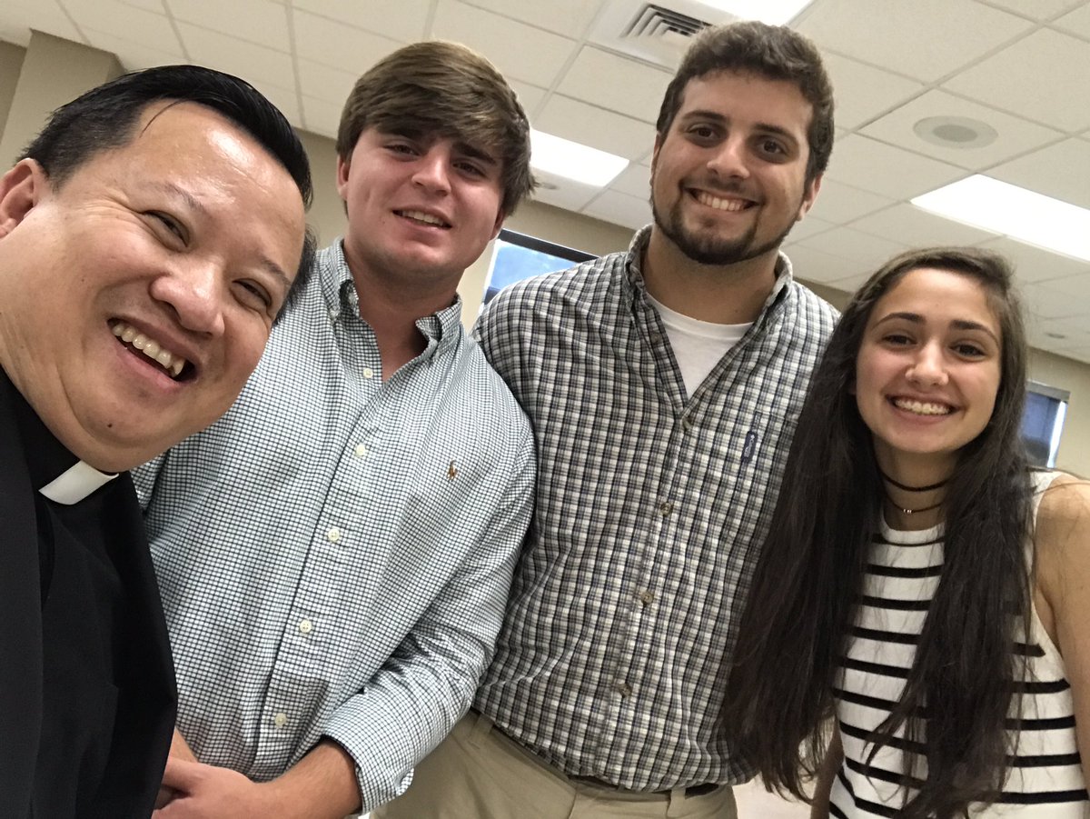 VudatNation's tweet photo. @FatherVu and @UABStudents incoming freshmen: Jarod, Jonah, and Margaret! #campusministry #receivemyspirit @CatholicBlazers #UAB https://t.co/ATRLewNaQH