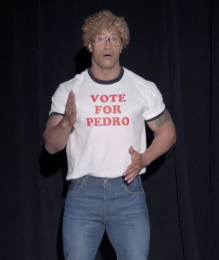 Dwayne Johnson con peluca teno claro.