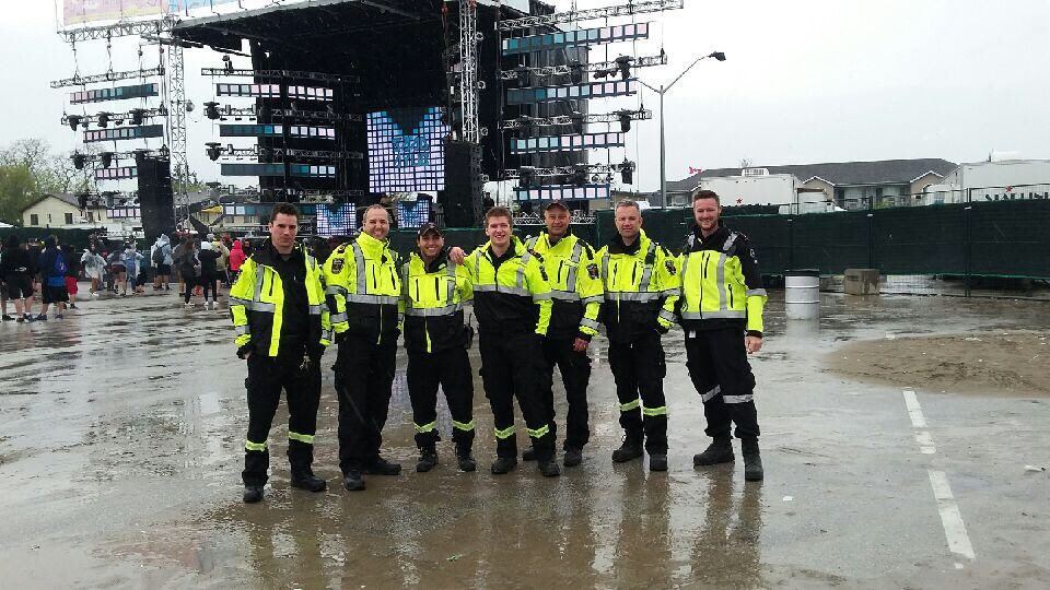 Opseulocal303's tweet photo. @Opseulocal303 @simcoecountyPS #paramedics having fun setting up for #ElectricElements2017 despite the rain!#wasagabeach #may24weekend https://t.co/MAc0jIT4KK