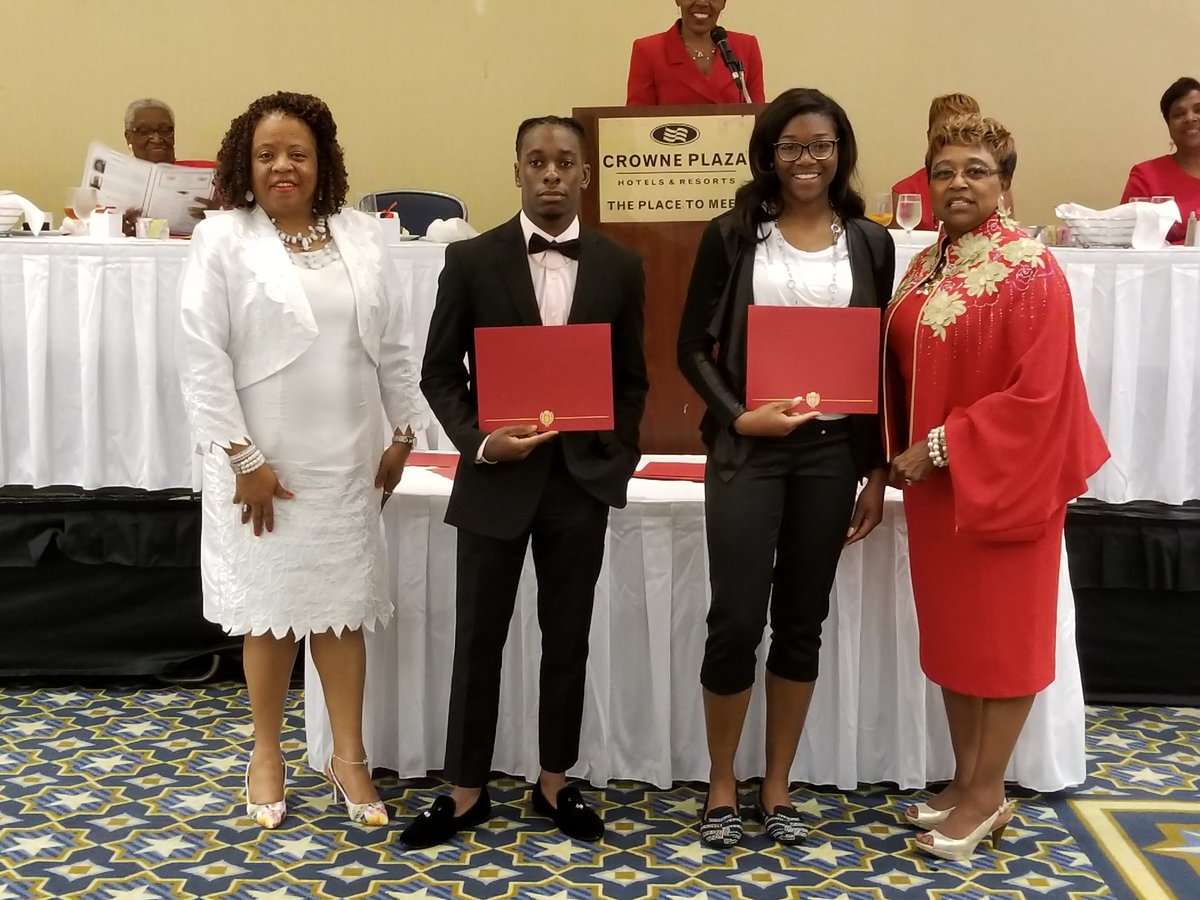 PhoebusHS1's tweet photo. Amira, Jamaica and Edward receive their scholarships #PHSgreatness @HamptonCSchools https://t.co/DH0oFQmyD6