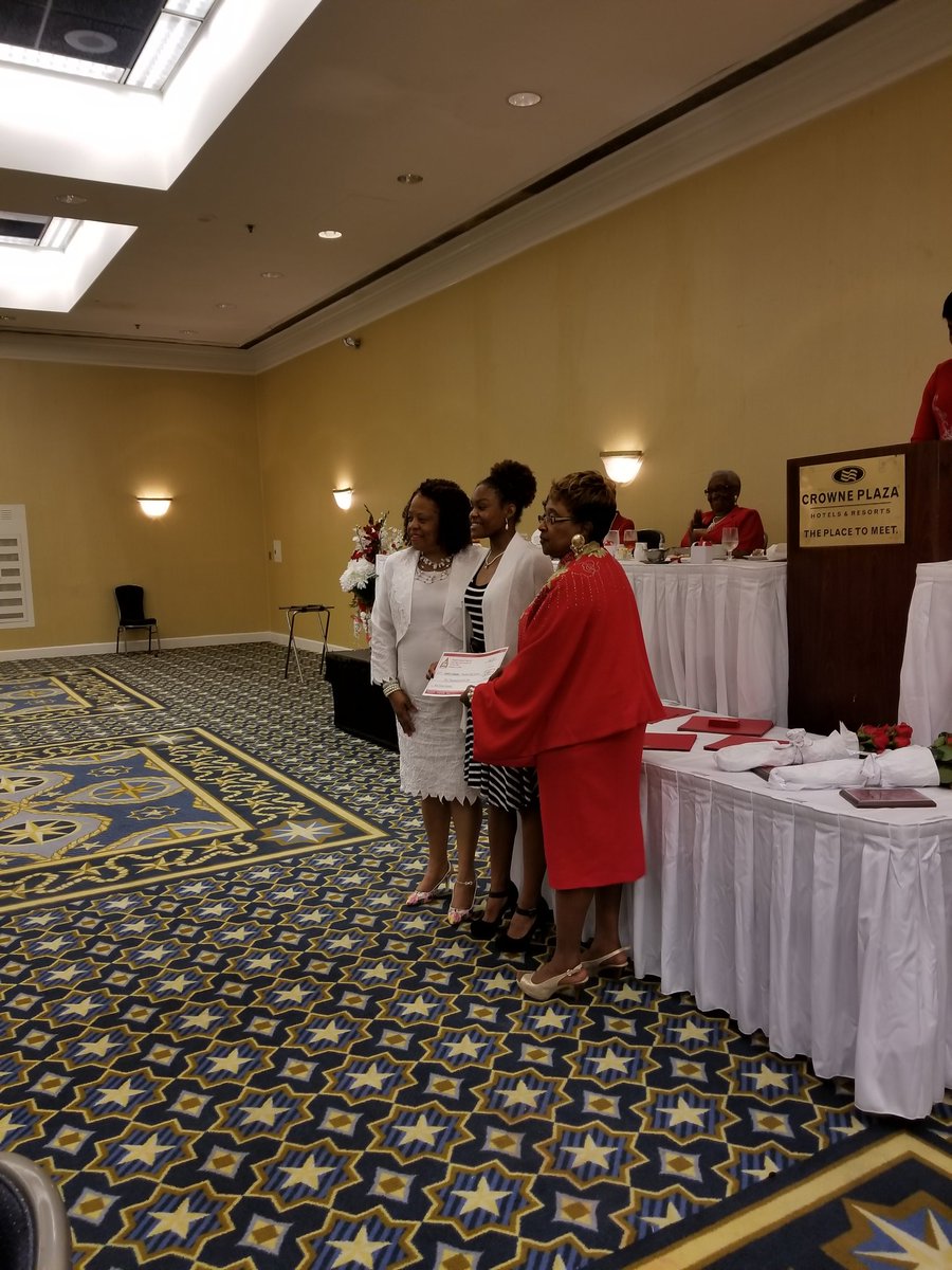 PhoebusHS1's tweet photo. Amira, Jamaica and Edward receive their scholarships #PHSgreatness @HamptonCSchools https://t.co/DH0oFQmyD6