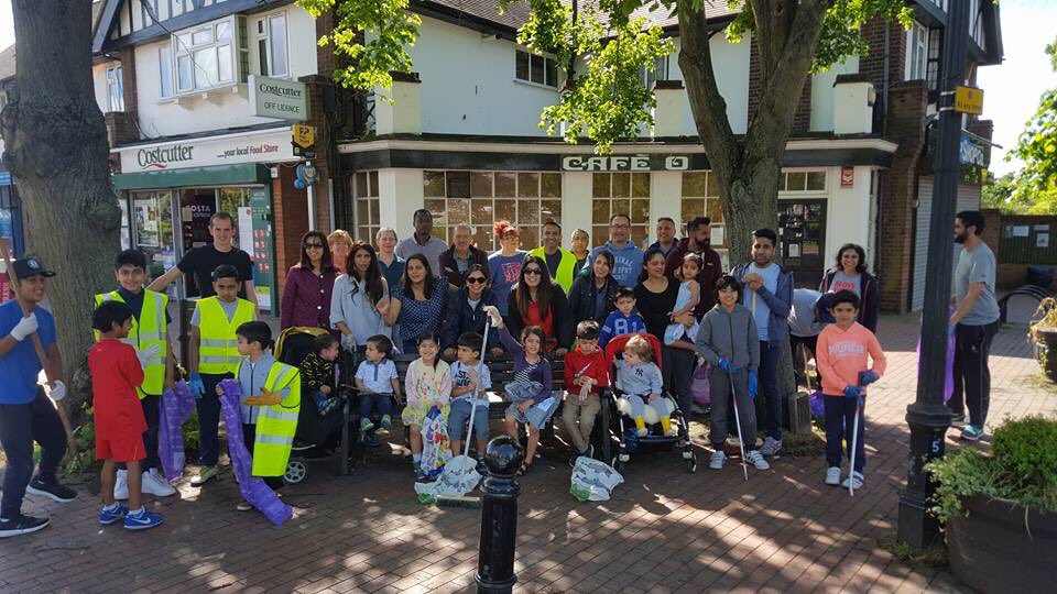 Our_Ivers's tweet photo. Well done to the #littercrew in Richings Park today making our little area #RichingsSparkle @SouthBucksDC @iverparish @buckscc https://t.co/68AmKhbQtP