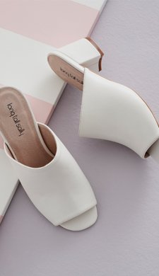 Long_Tall_Sally's tweet photo. 21 Tips To Flatter Larger Feet @heightofstyle  says, 'Square toes and chunky heels' Read more: https://t.co/4TOzGm6Brn #TallStories https://t.co/RSF1exVEih