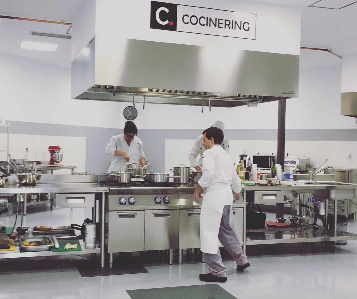 peterporsucasa's tweet photo. Día completo. @cocinering lo está petando #soldout #coworking #chef #Catering #cocina https://t.co/OOJLDKEPTy