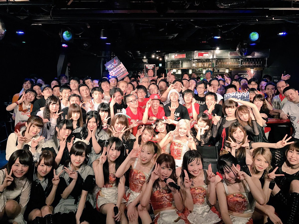 PV_stuff's tweet image. 最後に皆様。
ファントムがここまでやってこれたのは間違いなく皆様のお陰です。
皆様がライブを楽しんでくれて、大声でコールしてくれたから、メンバーは輝けました。
数多くのアイドルがいる中、Phantom Voiceを選んでくださって
本当に本当にありがとうございました。