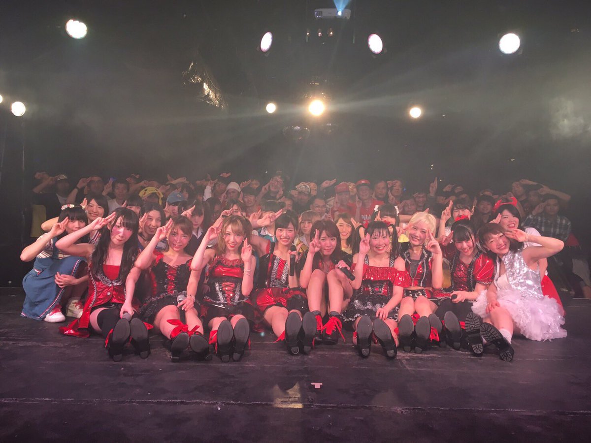 PV_stuff's tweet image. 最後に皆様。
ファントムがここまでやってこれたのは間違いなく皆様のお陰です。
皆様がライブを楽しんでくれて、大声でコールしてくれたから、メンバーは輝けました。
数多くのアイドルがいる中、Phantom Voiceを選んでくださって
本当に本当にありがとうございました。