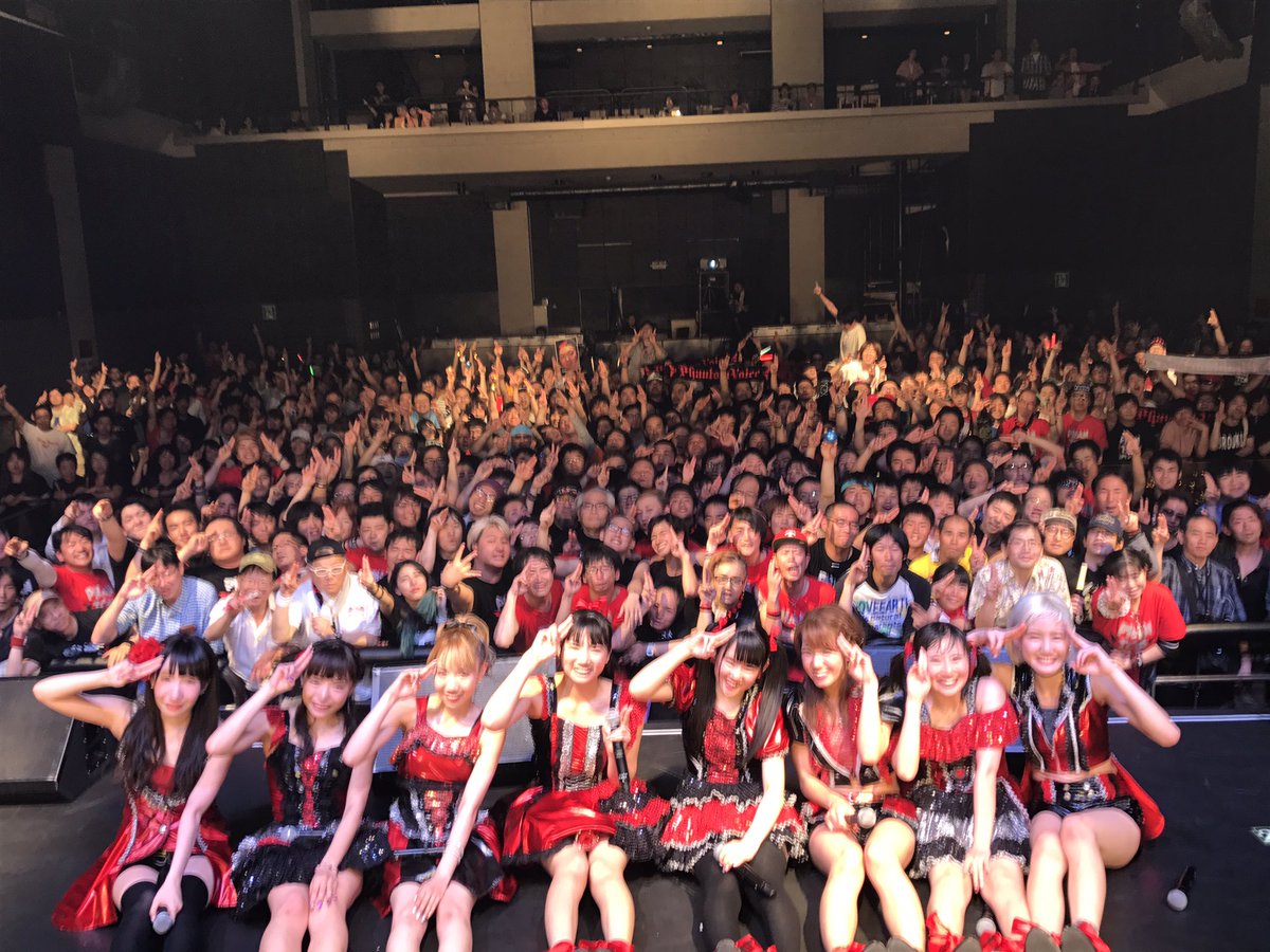 PV_stuff's tweet image. 最後に皆様。
ファントムがここまでやってこれたのは間違いなく皆様のお陰です。
皆様がライブを楽しんでくれて、大声でコールしてくれたから、メンバーは輝けました。
数多くのアイドルがいる中、Phantom Voiceを選んでくださって
本当に本当にありがとうございました。