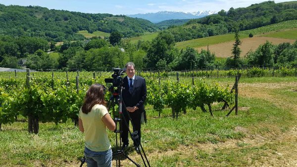 BernosMichel's tweet photo. [#Législatives2017] Ce 21 mai après-midi, séance photos et interview. Sous le soleil de mon pays, avant une réunion de travail #circo6403 https://t.co/tiRDvAmzSc