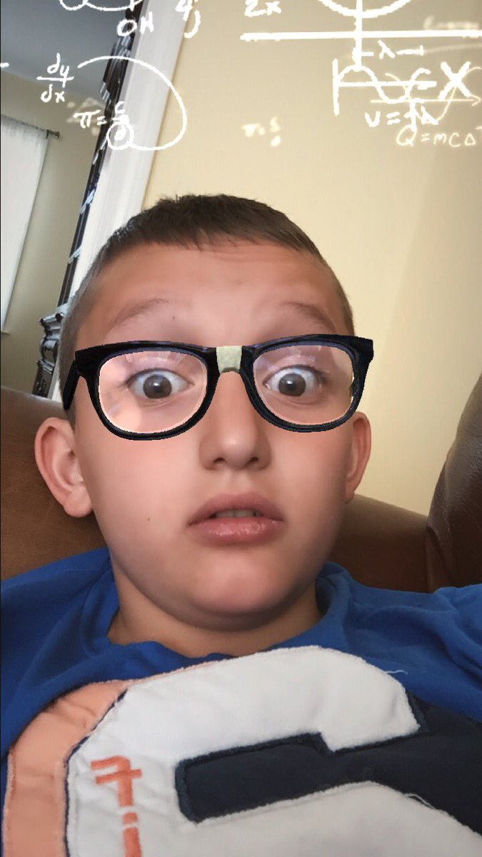EdonisAwesome's tweet photo. Me in math class when the equation is just 2X2 https://t.co/xMNgQzkysX