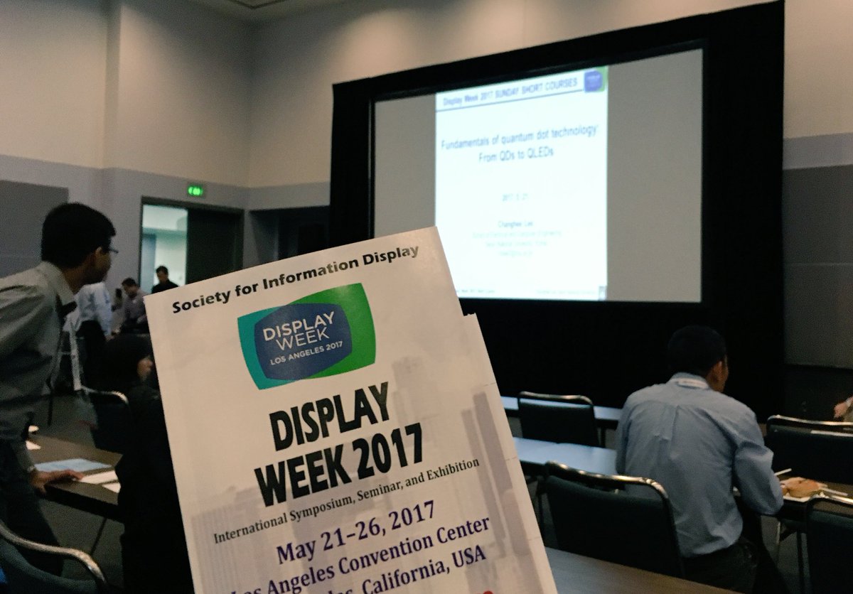 AndreasSebayang's tweet image. So, das erste Mal auf der #displayweek17 für @GolemRedaktion - Mal schauen, was passiert. #oled #qled