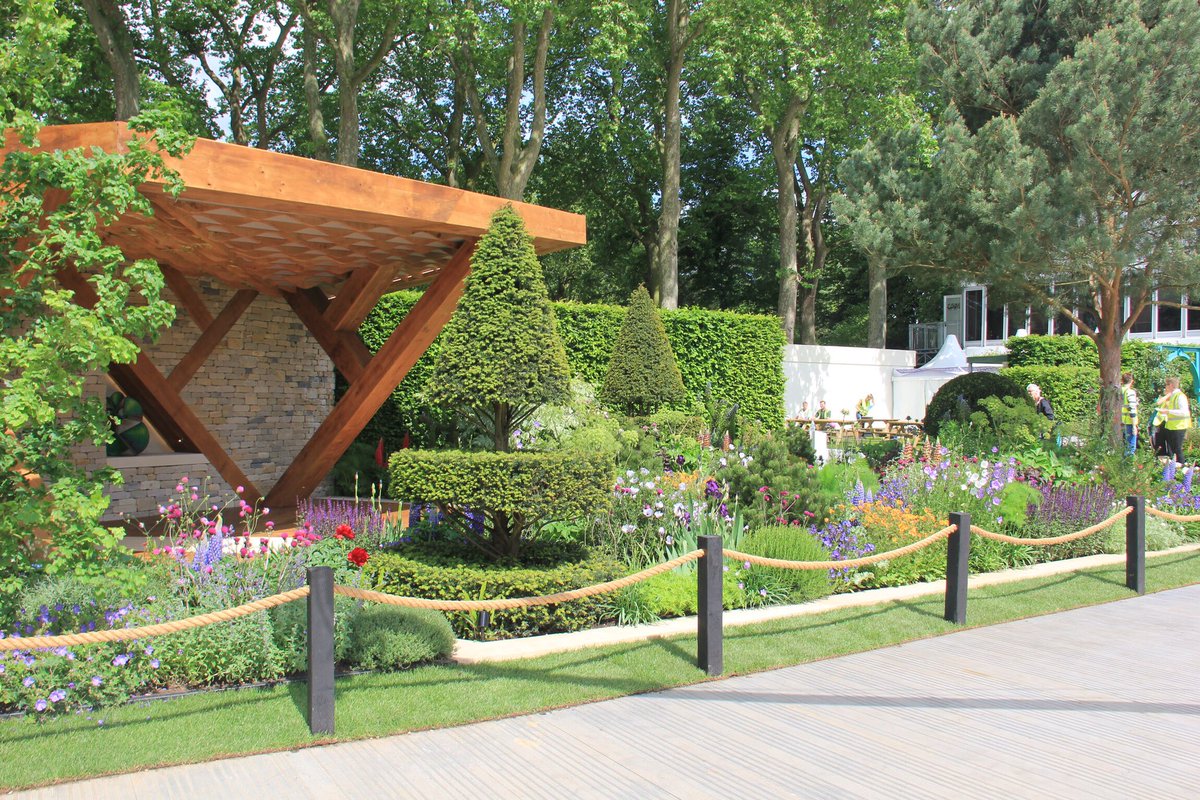 CadoganLscapes's tweet photo. Much better weather today, good luck to everyone! Certainly some beautiful gardens on display at @The_RHS #Chelseaflowershow #RHSChelsea https://t.co/o4LPgPNxNA
