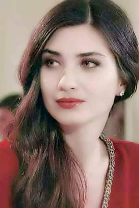 كوني إمرأة لم أرى قبلهـآ إمرأة .. ولن أرى مثلهـآ إمرأة .. ولن تأتي بعدهـآ إمرأة .. كوني لي أنثى و كفى