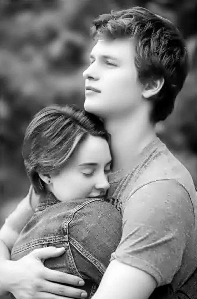 دعيني أحلمُ أنك قريبة مني أن تغفي في احضان قلبي
فتتوه منا العيون في لقاء مجنون
وحديثٌ يبدأ بيننا ولاينتهي