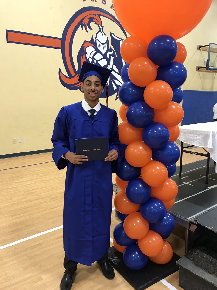 TheRealMikeEpps's tweet image. Congrats to my Nephew LiL Aaron! The world 🌎 is yours to go get! S/O to the #Class2017 🎓🎓💯