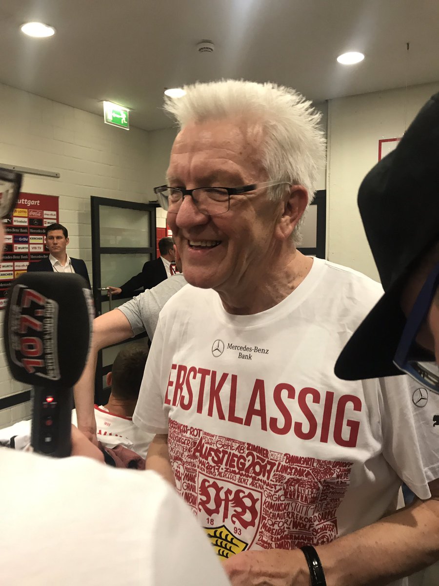 stuggitv's tweet photo. #Kretschmann: "Ich war gerade in der Kabine und habe gratuliert. Ich bin schon immer #VfB-Fan. Ein toller Tag!" #VfBFWK https://t.co/k7skoQGXmD