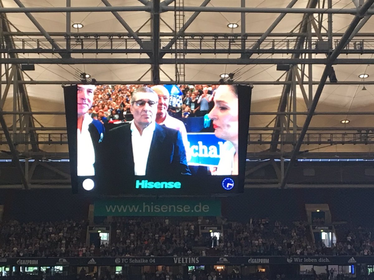 Sky_Dirk's tweet photo. #Eurofighter - Standing Ovations für den Macher des #S04 Rudi Assauer https://t.co/20j7zBQI1L