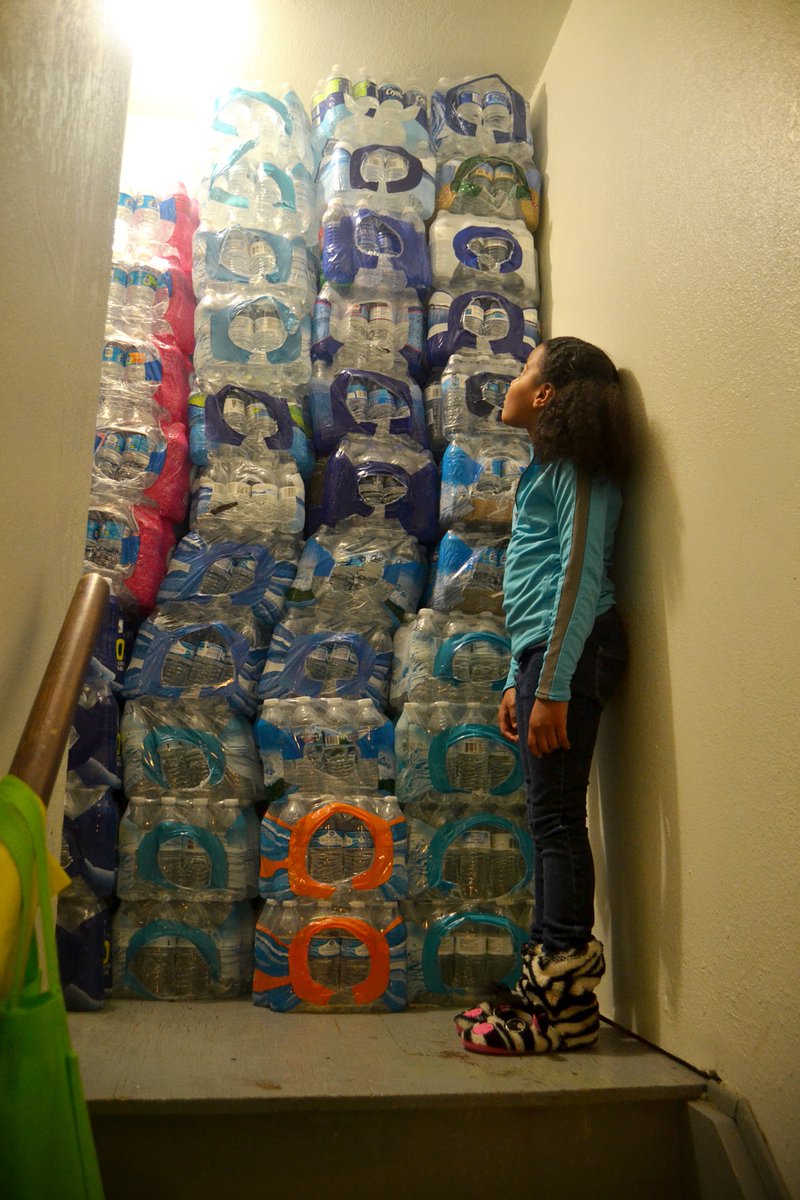 LittleMissFlint's tweet photo. Being able to take a bath 
Flint has been without clean water for 1,121 days
#FlintWaterCrisis
#PrivilegedPeopleProblems 
#imwithmari https://t.co/CODsIvqWku
