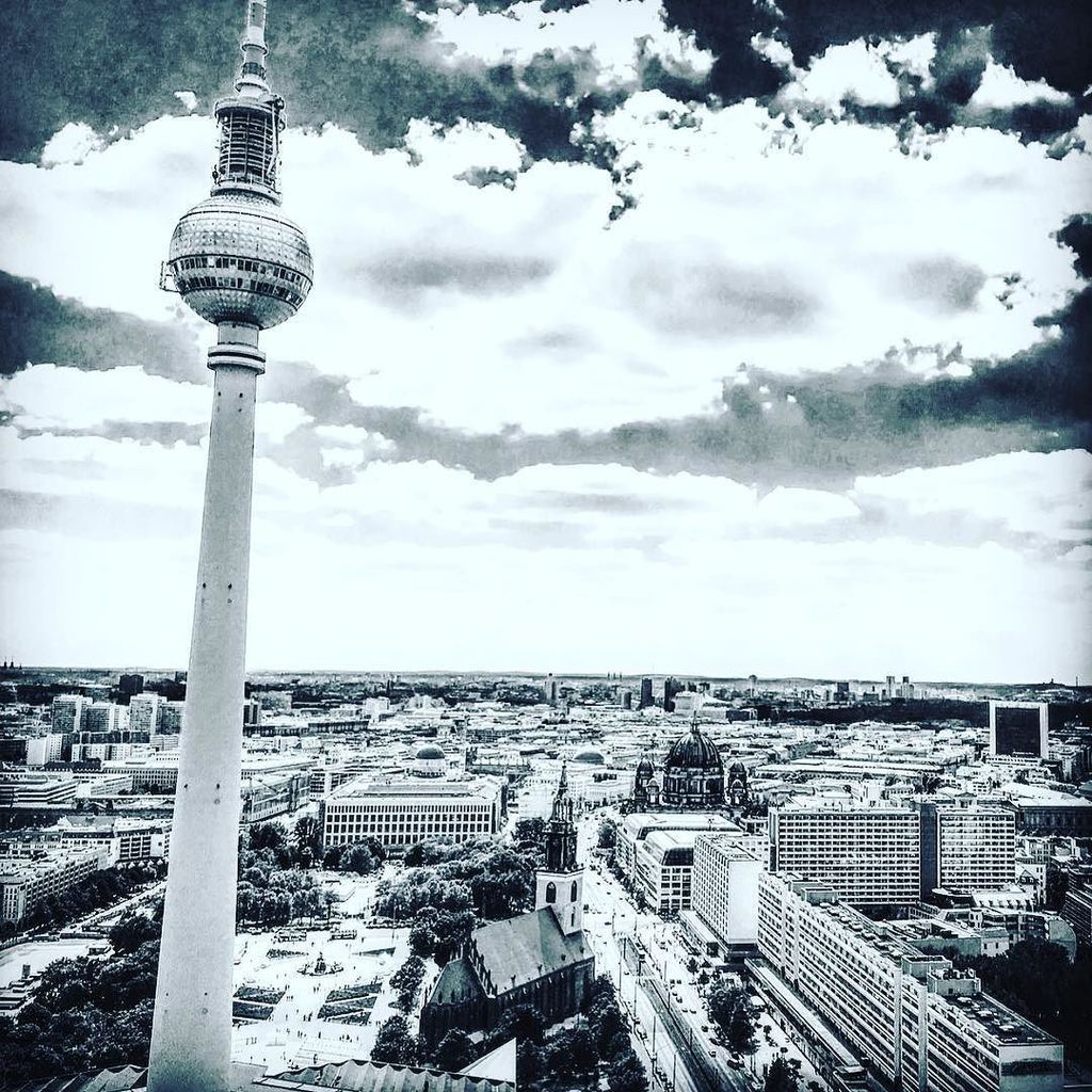 tWitpHey's tweet photo. oben. #150meter #aerialview #alex #Berlin #mitte #fernsehturm #feelslikeflying #blackandwhite https://t.co/OlOT5AoewX https://t.co/7v0sU8b79z