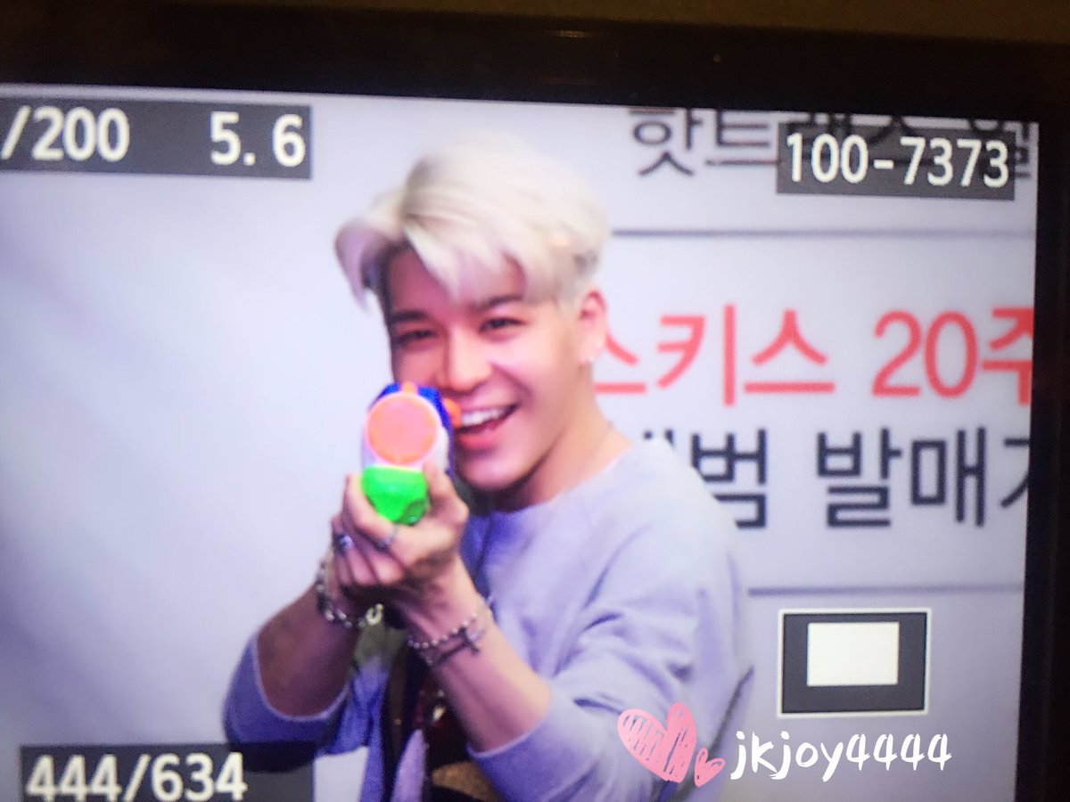 jkjoy4444's tweet photo. 20170521 东大门 签售会
#강성훈 #KANGSUNGHOON #젝스키스 #젝키 #姜成勋 #SHECSKIES https://t.co/qUNZGqRNRH
