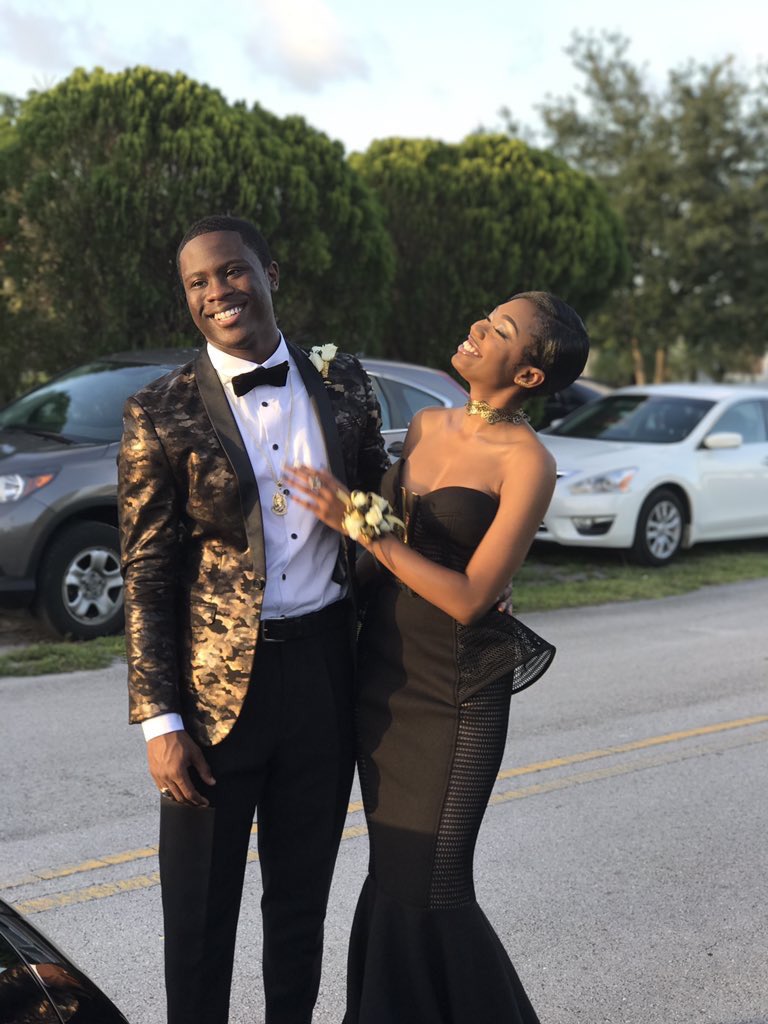 capital___P's tweet photo. All black affair ๐ค #Prom2K17 https://t.co/sS2vBzEiME