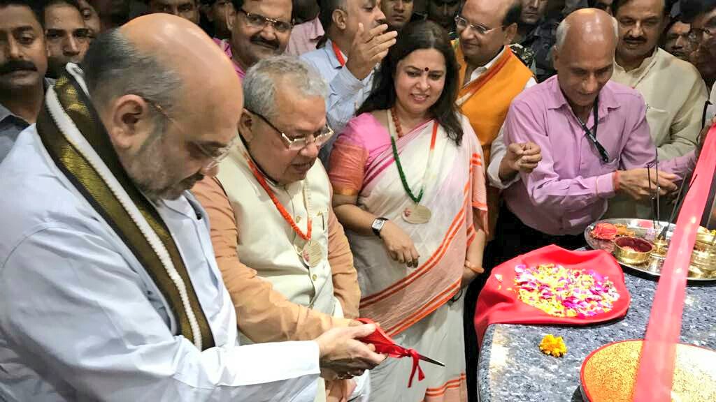 AmitShah's tweet photo. आज दिल्ली के कनॉट प्लेस में हेरिटेज चरखा संग्रहालय का उद्घाटन किया और एक विशाल स्टील चरखे का अनावरण किया। https://t.co/JnYorN8dKM