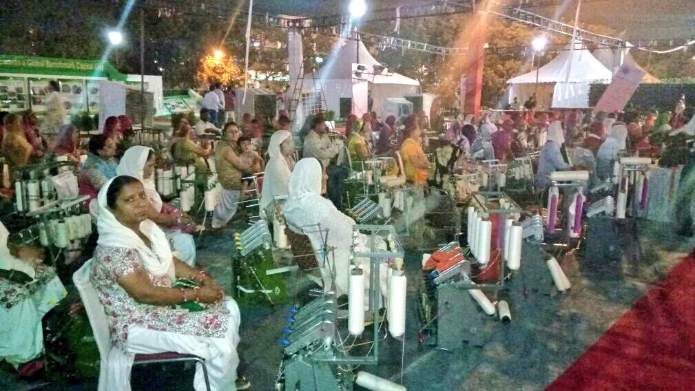 KalrajMishra's tweet photo. @BJP4India @AmitShah @minmsme @AmitShahOffice @ChairmanKvic @PMOIndia @BJP4UP @BJPLive @mosmsme @narendramodi @girirajsinghbjp @PIB_India @mygovindia @PTI_News @NavbharatTimes @AmarUjalaNews @MediniT_ विभिन्न प्रदेशों से आये कारीगरों से मिलते हुए https://t.co/00izP19LZN