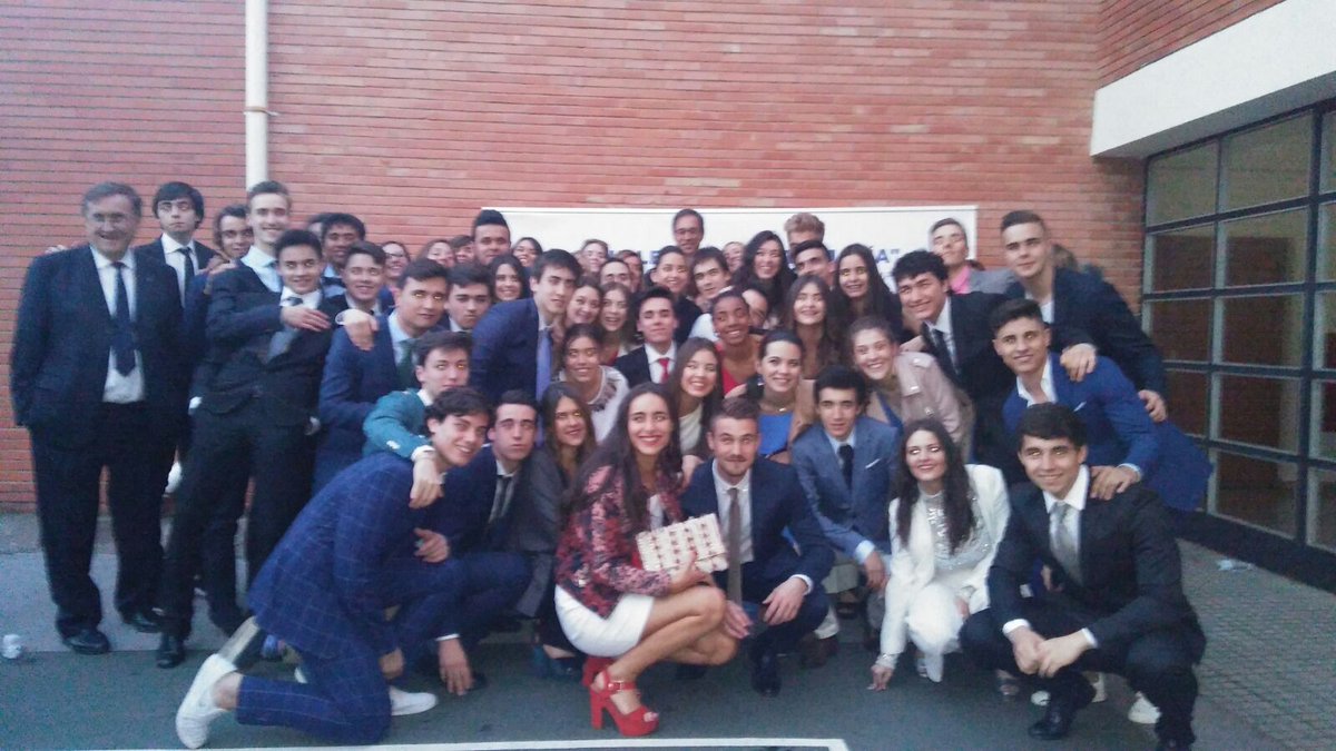 bachsantamaria's tweet photo. 19 mayo. Despedida 2º 🎓👩‍🎓👨‍🎓
🤣😍📸
Buscando al profesor oculto😉😊😘
Más difícil.¿Qué profes están ocultos detrás de los alumnos?
Sol: próx tuit https://t.co/8dxrVhB3Na